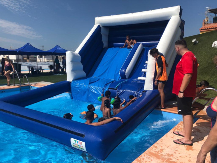 Una quincena de niños saharauis pasan el verano en Salobreña, con jornadas de piscina y fiesta acuática